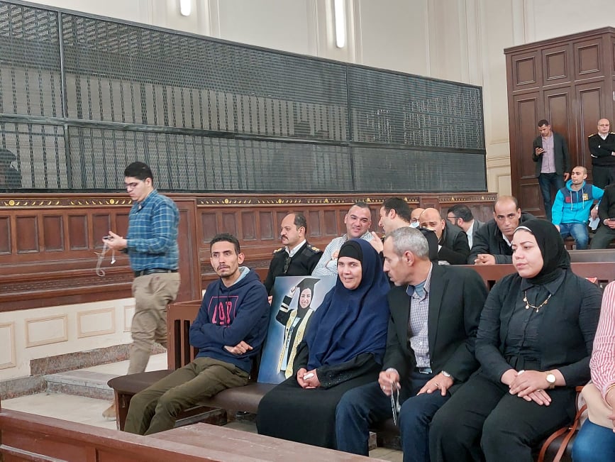 والدة ( نجلاء ) شهيدة الغدر عن المتهمة قائلة : أكلت عيش وملح في بييتنا وغدرت بيها 