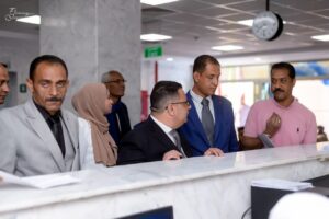 مدير المركز دكتور احمد جمال ومدير علاقات عامه الاستاذه رغده سالم واطباء المركز وأمن مكتب المدير الاستاذ علي موسي