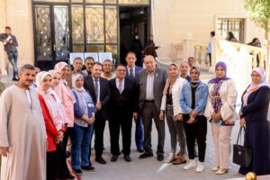 مدير المركز دكتور احمد جمال ومدير علاقات عامه الاستاذه رغده سالم واطباء المركز 